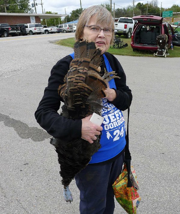 Live Turkeys Dropped from Plane During Arkansas Turkey Trot Festival