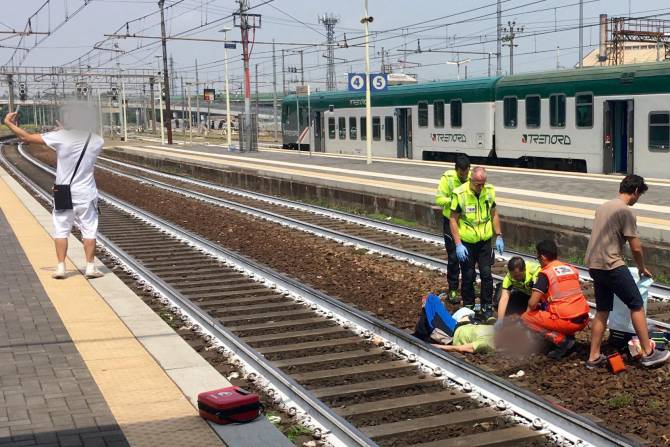 Man Takes Selfie As Paramedics Attend To Woman Hit By Train